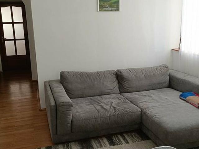 Pers Fizica închiriez 3 camere zona Campului str. V. Felea