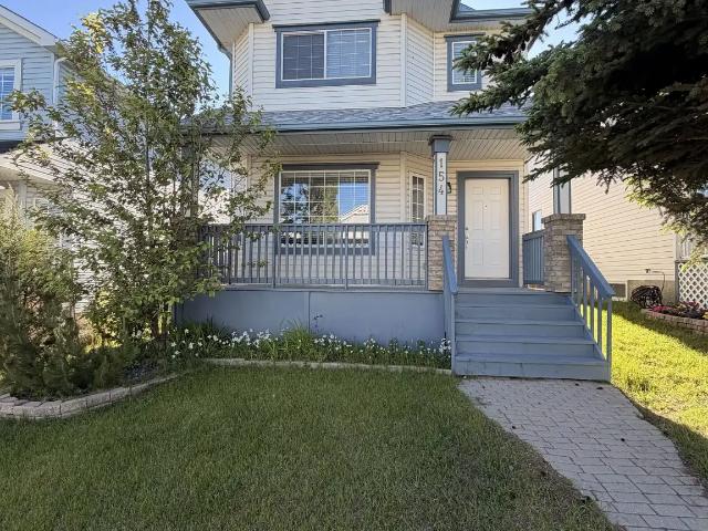 Pet‑Friendly Arbour Lake Family Home 3 bed, Lake Access, Double Garage, Yard
