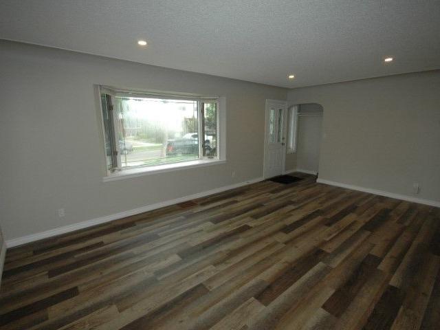 Pet Friendly Main Floor Suite, 3 min away from Bonnie Doon Mall and Whyte Ave