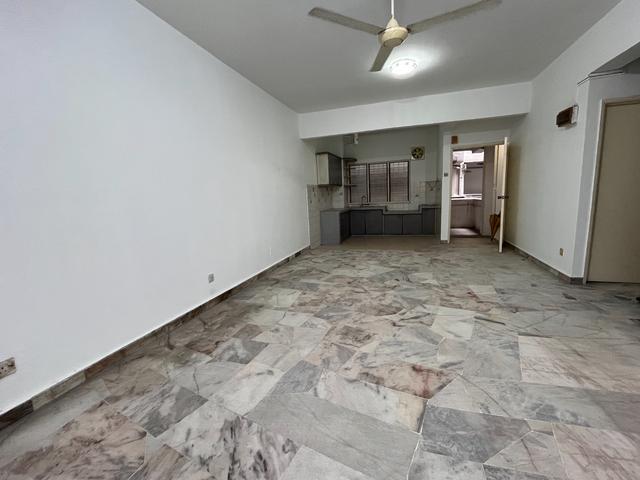 Petaling Indah Condo House for SaleGreat Condition Facing Pool