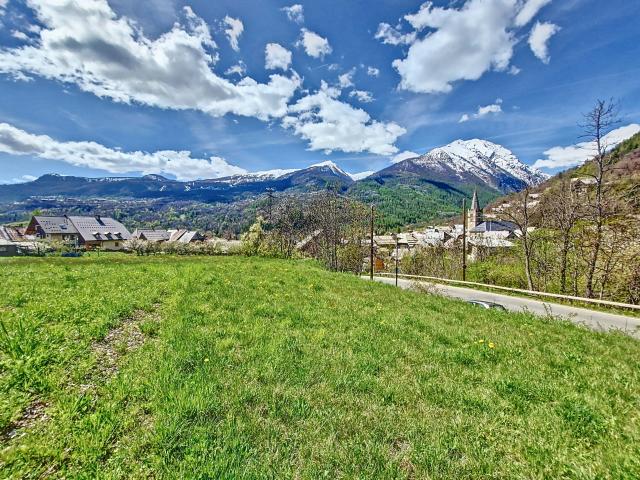 Petit terrain constructible à la sortie de Vallouise