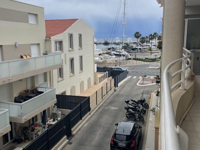 Petit appartement avec vue mer en location saisonnière: Tarif indiqué à titre informatif