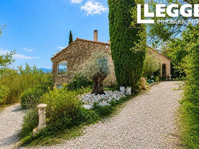 Petit bijou caché, charmante maison T4, avec vue panoramique, garage, jardin méditerranéen, à 20m de la mer