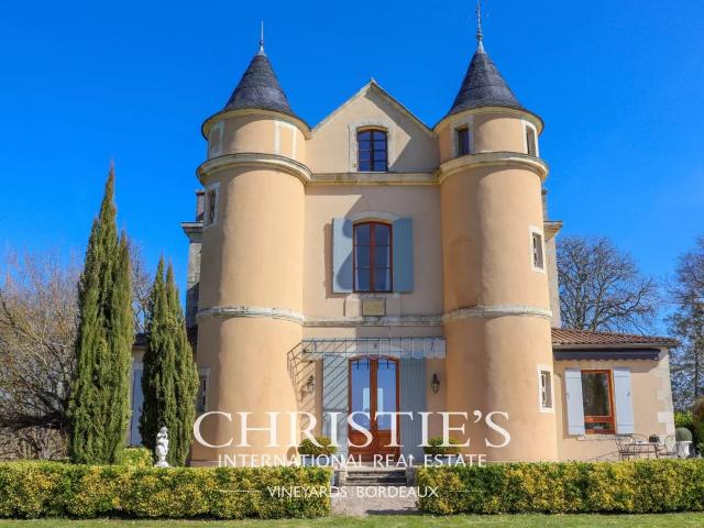 Petit château à tourelles avec plus de 2 hectares de terrain. 288m² Marmande