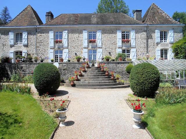 Petit château sur jardin arboré de 7771m2 425m² Nontron