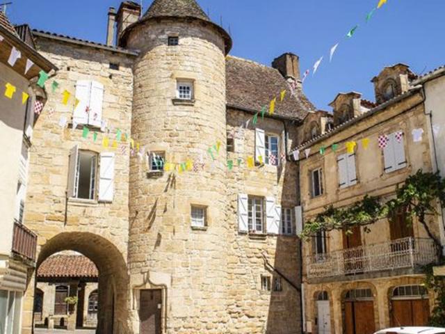 Petit ensemble typique dans bourg médiéval