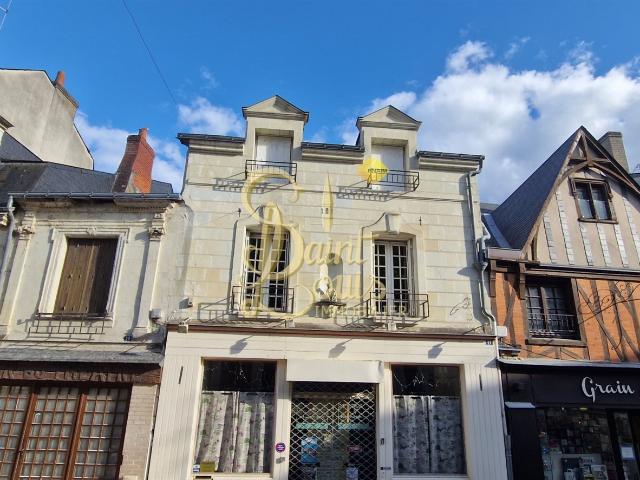 Petit Immeuble Avec Boutique Et Appartement En Triplex 196m² Chinon