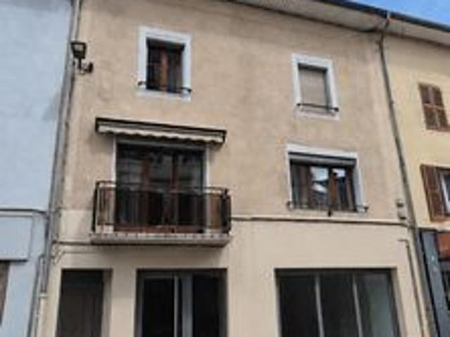 Petit immeuble centre ville d 'Oyonnax appartement 160 m² + commerce loué en RDC