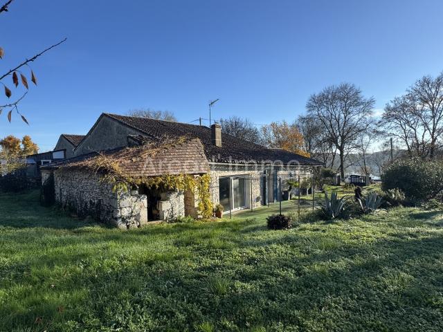 Petite fermette en pierre, à rénover, sur env. 1400 m2 de terrain clos
