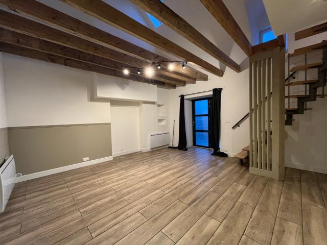 Petite maison moderne avec cour privative au coeur de Montilliers