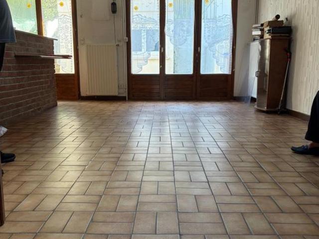 Petite maison avec jardin a renover