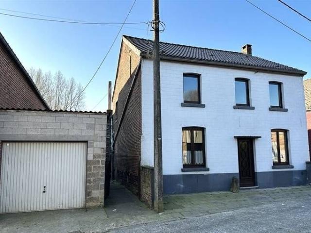 Petite maison à rénover avec Garage et jardin