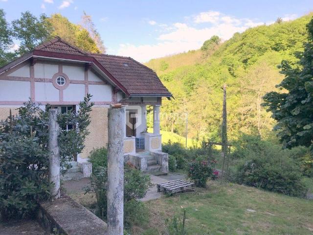 Petite Maison à rénover avec jardin bord de rivière