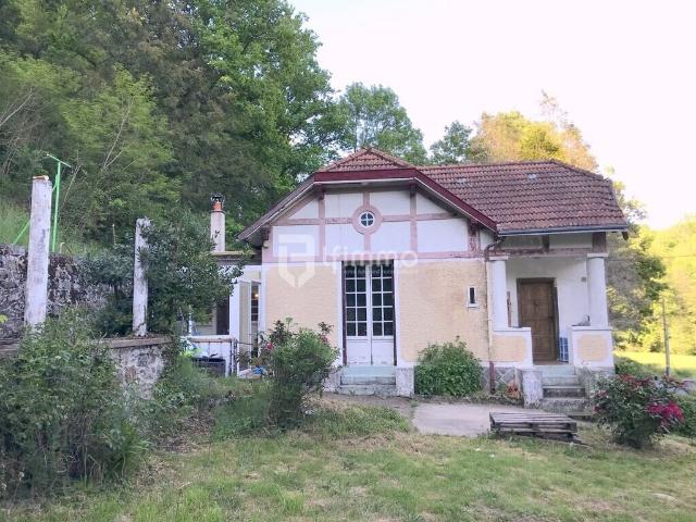 Petite Maison à rénover avec jardin bord de rivière