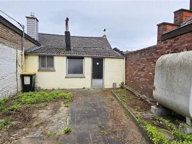Petite maison à rénover + jardin
