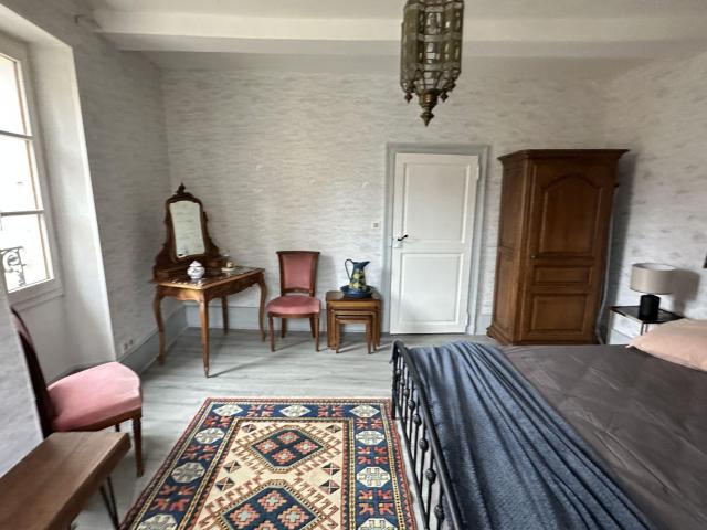 Petite maison ancienne en plein coeur du village
