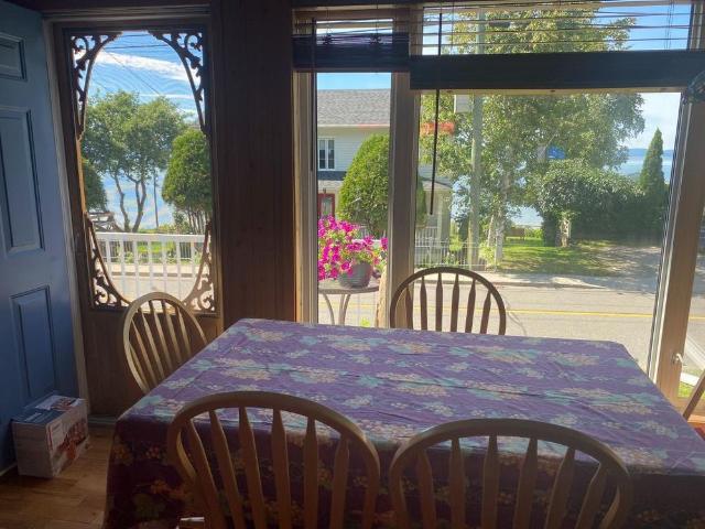 Petite maison chaleureuse vue sur le fleuve