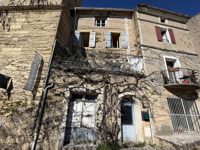 Petite maison de village à gros potentiel 58m² Saint Quentin la Poterie