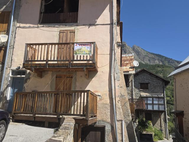 Petite maison de village avec balcon et sa vue sur la montagne