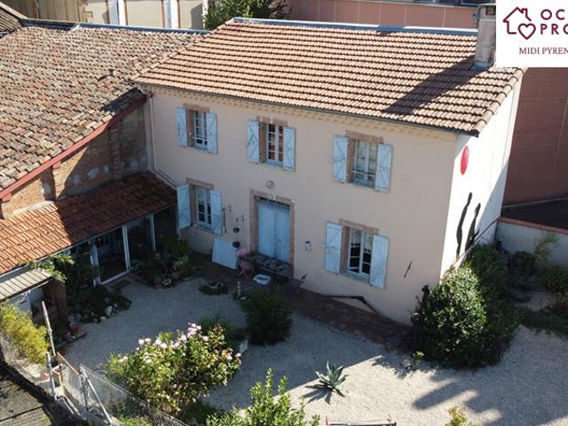 Petite maison de ville avec terrain facile d'entretien