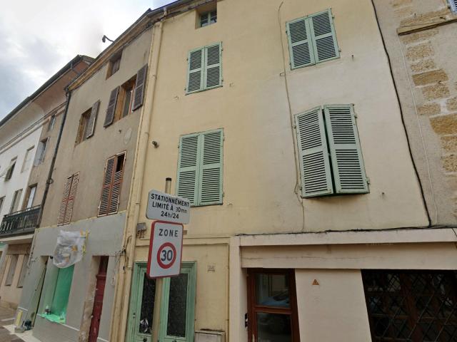 Petite maison de ville à rénover. 65 m2 hab