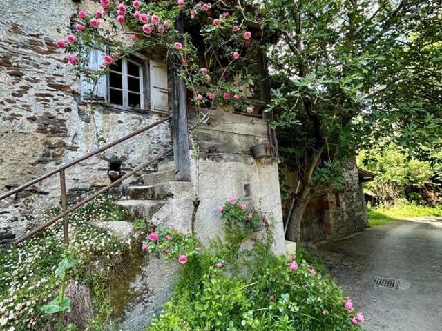 Petite maison en pierre pleine de charme