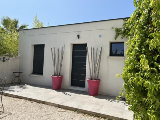 petite maison T1 avec extérieur dans propriété