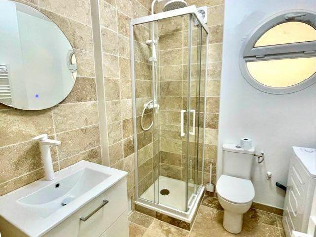 Petite maisonnette indépendante avec terrasse