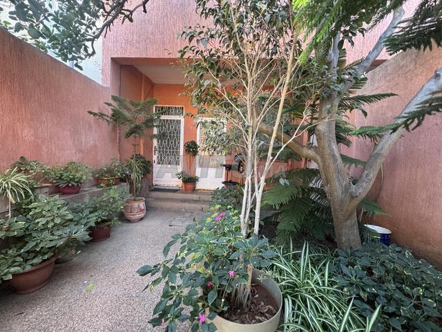 Petite villa à vendre / appart à louer et magasin