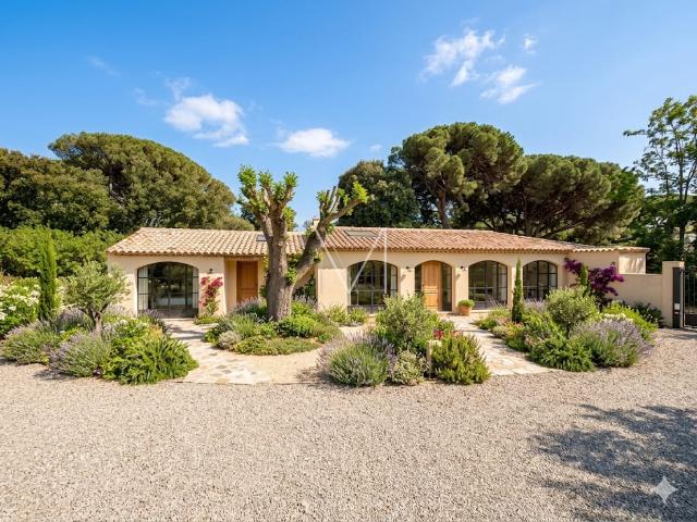 PETITE VILLA NEUVE DE 88M2 A GRIMAUD DANS RESIDENCE A PIED DE LA PLAGE A GRIMAUD