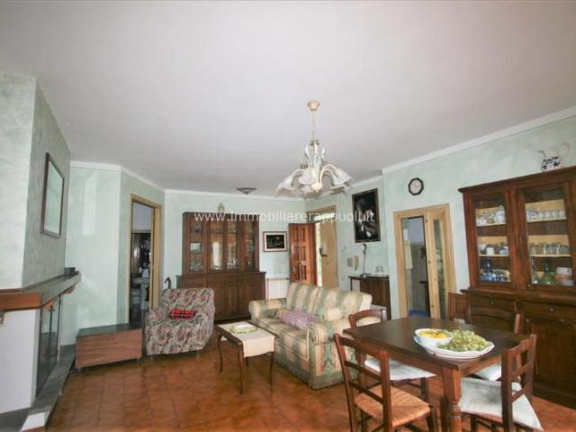 Petroio vendesi appartamento di mq 108 lordi, con ingresso c. 108m² Petroio