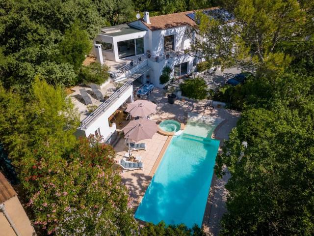 PEYPIN Au calme absolu, superbe maison familiale avec piscine et jardin