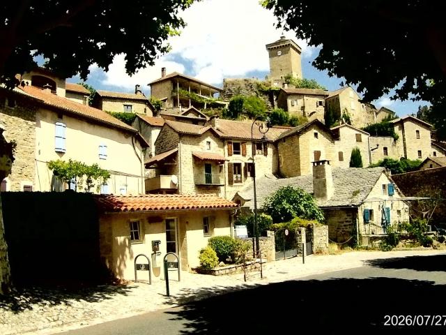 PEYRELEAU 12720 – Charmante maison de village rénovée avec jar