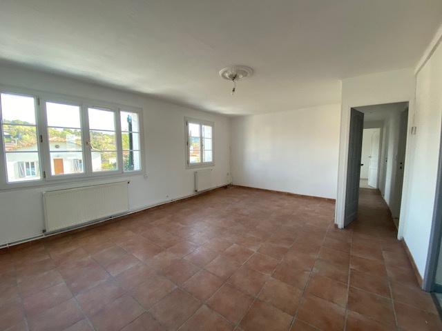 Peyrolles en Provence: Location appartement T4 avec cave