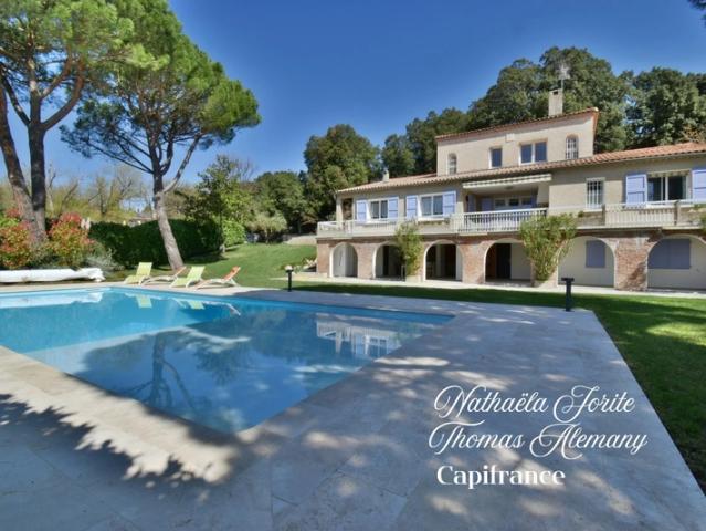PEYRUIS 04 Villa de 247 m2 avec piscine édifiée sur une parcelle de 2400 m2