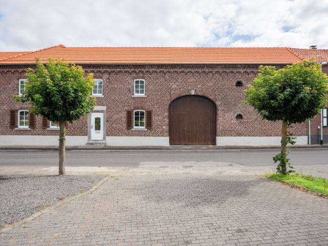 Pferde oder Kleinvieh zu Hause und wohnen in einem Vierkanthof?. hier ist es möglich!
