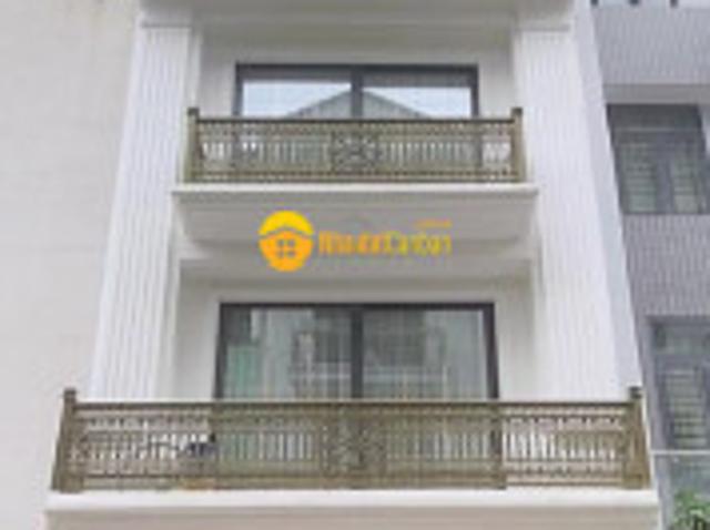 Phố quang trung hà đông vỉa hè ô tô đỗ kinh doanh thang máy