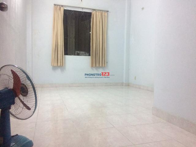Phòng cửa sổ máy lạnh thoáng mát ngay thăng long cộng hòa