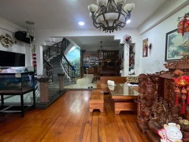 Phong Chuyên bán nhà phố Dĩ An