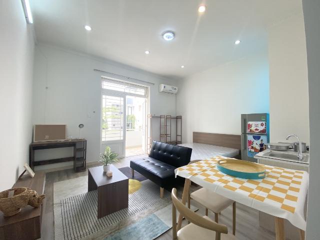 Phòng Full Nội Thất Hiện Đại Cửa Sổ Lớn