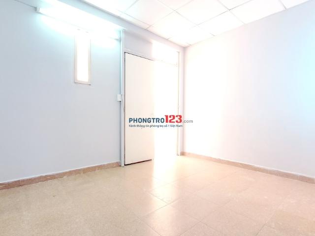 Phòng đẹp 20m2, ngay sân thượng rất mát, mới sơn sửa WC dùng chung !
