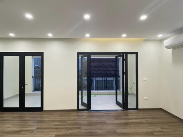 Phân Lô Vip Đỗ Quang Gara Ôtô Tránh View Vườn Hoa KD Đỉnh 94M2 8 Tầng Thang Máy MT 7.5m Sổ Đẹp