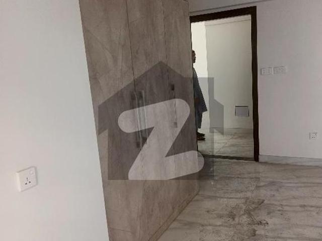 Phase 6 itthed commercial lavish flat for rent 3 bedroom with lift parking park facing no broker only for client commission must dha phase 6