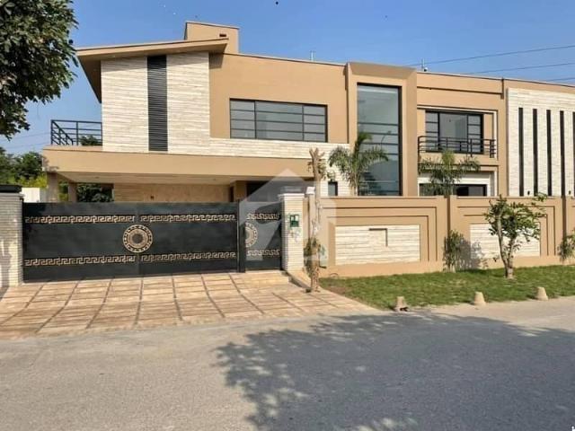 Phase 7 1 kanal brand new fully maintained bungalow is available for sale