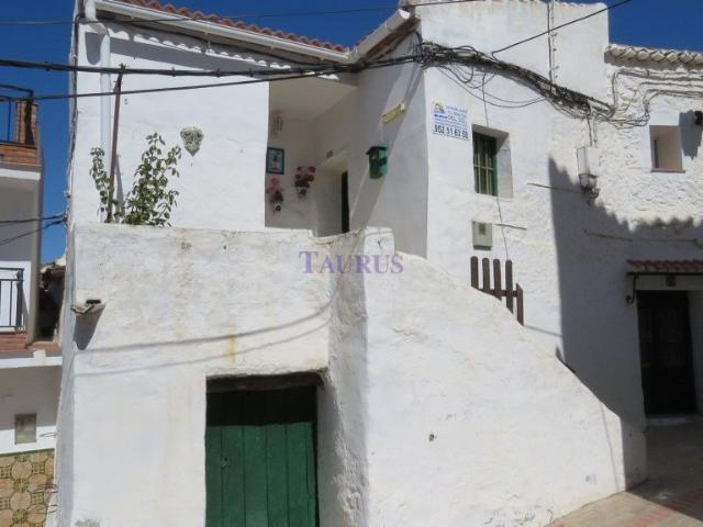 Pintoresca casa de pueblo situada en una tranquila calle de. 44m² Salares