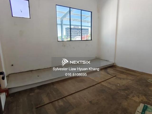 Pine Square Ground Floor Corner for rent