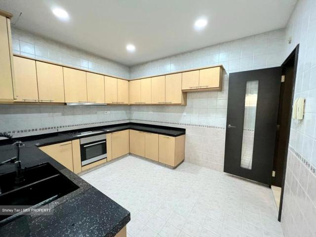 Pinewood Grove D25, Terrace