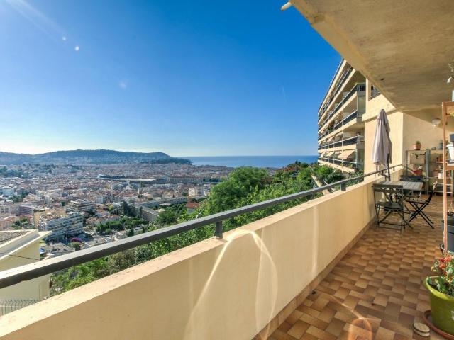 Piol position dominante, grand 3p, terrasse, 2 parkings, vue dégagée, calme absolu