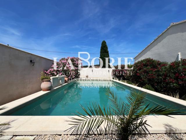 PIOLENC Maison avec piscine de 147 m2 et sa dépendance