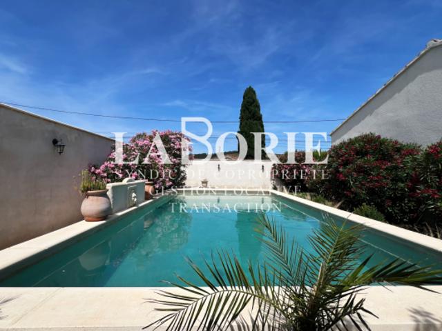 PIOLENC Maison avec piscine de 147 m2 et sa dépendance